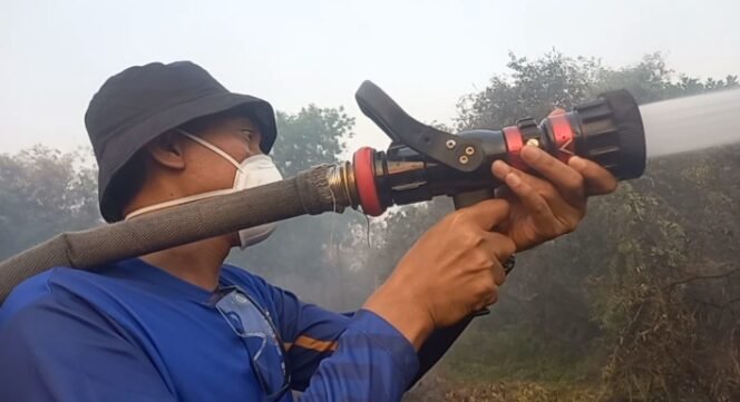 
 Terjun Ke Lapangan, Bupati Banjar Pantau Penanganan Karhutla di Sungai Tabuk