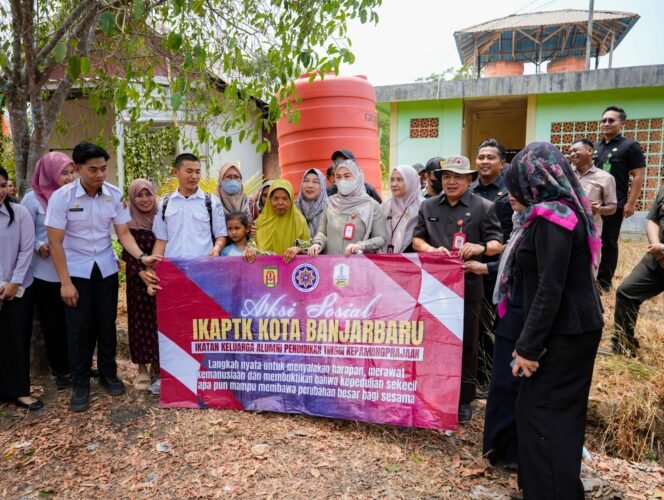 
 Kemarau Mencekik Warga Sungai Ulin, Wali Kota Banjarbaru Turun Langsung Salurkan Air Bersih
