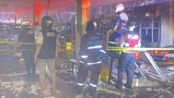 
 Alfamart di Gambut Terbakar, Pria Diduga Pembakar Tewas di Kamar Mandi
