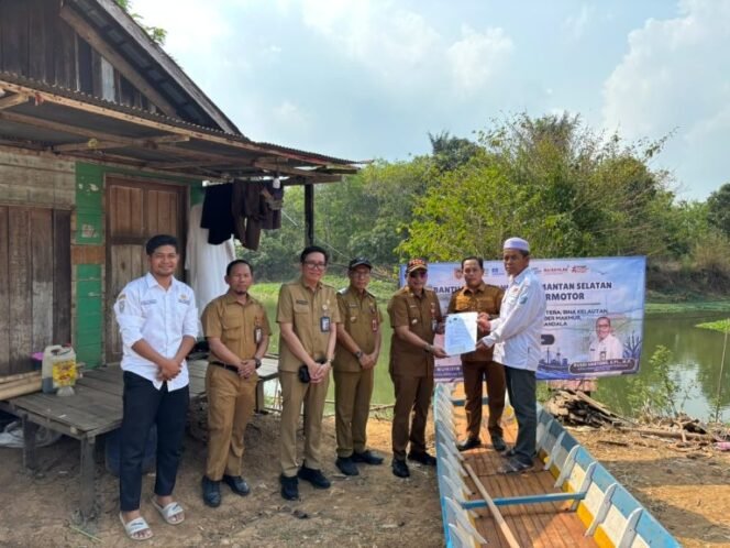 
 Perkuat Pengawasan Perairan, Pemprov Kalsel Hibahkan Perahu Motor untuk Pokmaswas Kabupaten Banjar