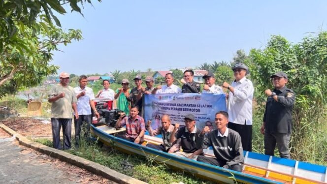 
 Perkuat Pengawasan Perairan HSU, Dislautkan Kalsel Serahkan Hibah Perahu Motor untuk Tiga Pokmaswas