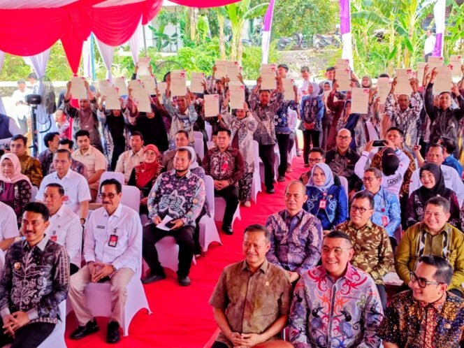 
 Serahkan Sertifikat Tanah bagi MBR, Wamen ATR/BPN Sebut Telah Terbitkan 3.154 Sertifikat di Kalsel