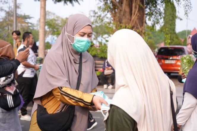 
 Redam Dampak Asap Karhutla, PKK Banjarbaru Bagikan Masker Gratis
