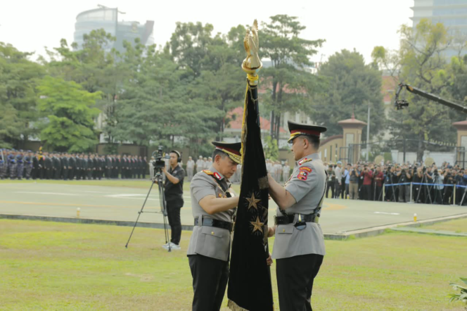 
 Panji Tribrata Diserahkan, Tongkat Estafet Kepemimpinan Polri Beralih ke Jenderal Suyudi