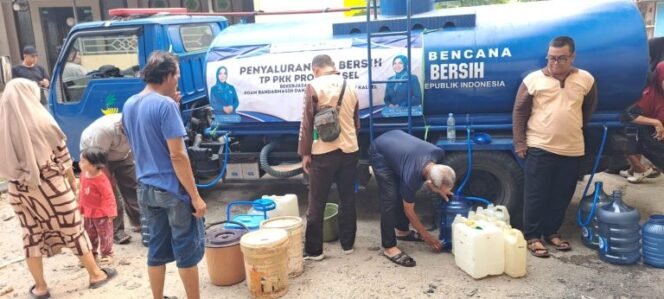 
 Dinsos Kalsel Bersama TP PKK & PDAM Bandarmasih Salurkan Air Bersih di Tiga Titik