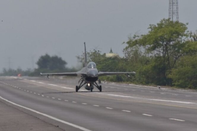 
 TNI AU Uji Tol Pasuruan–Probolinggo sebagai Landasan Darurat Pesawat Tempur