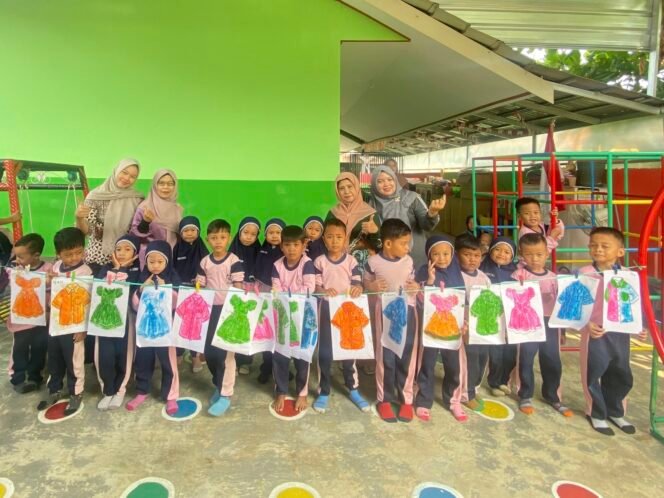 
 Peringati Hari Batik Nasional, TK Pertiwi Ranting Ajak Anak Belajar Membatik dengan Pewarna Makanan