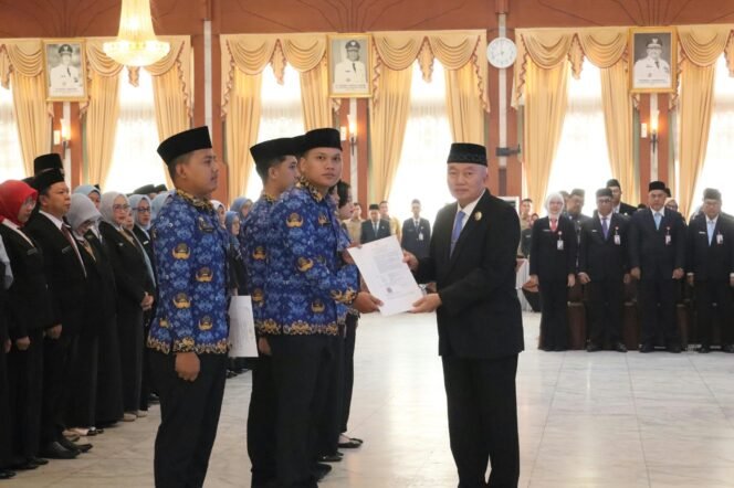 
 Muhidin Tekankan Adaptasi & Loyalitas Saat Lantik Pejabat Fungsional & Serahkan SK PNS