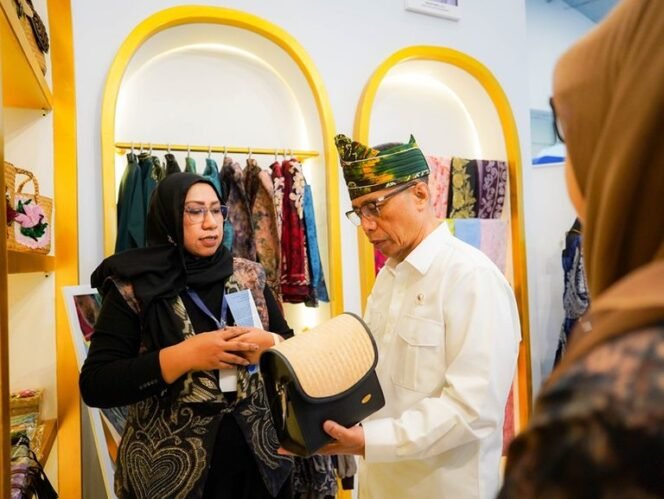 
 Wamenko Perekonomian Apresiasi Produk Unggulan Banjarbaru di Trade Expo Indonesia