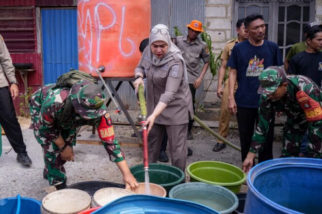 
 Pemko Banjarbaru Salurkan Lima Tangki Air Bersih Bagi Warga Terdampak Kekeringan
