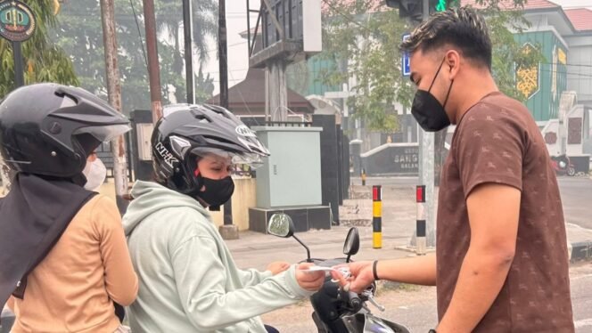 
 PWI Balangan Bagikan 500 Masker untuk Pengendara di Tengah Kabut Asap Karhutla