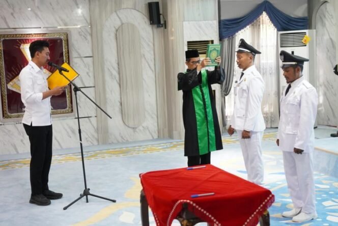 
 Bupati Banjar Lantik Pambakal PAW Desa Kertak Empat & Alalak Padang