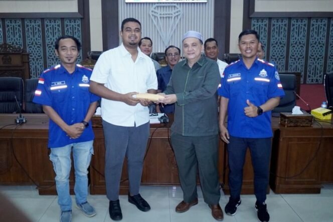
 Relawan Aktif Tangani Karhutla, DPRD Banjar Salurkan Bantuan Rp25 Juta untuk BUSER 690