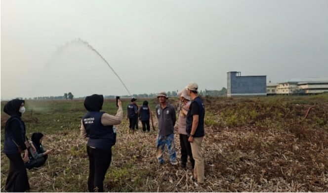 
 Desa Keramat Bersama Polsek dan Mahasiswa KKN Padamkan Karhutla