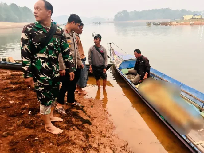 
 Jukung Diduga Tenggelam, Warga Ditemukan Meninggal di Waduk Riam Kanan