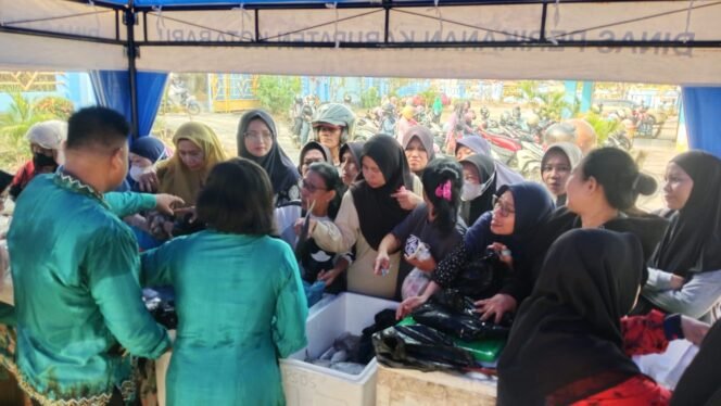 
 Gerai Ikan Murah Diserbu Warga, Dinas Perikanan Kotabaru Dorong Gemar Makan Ikan