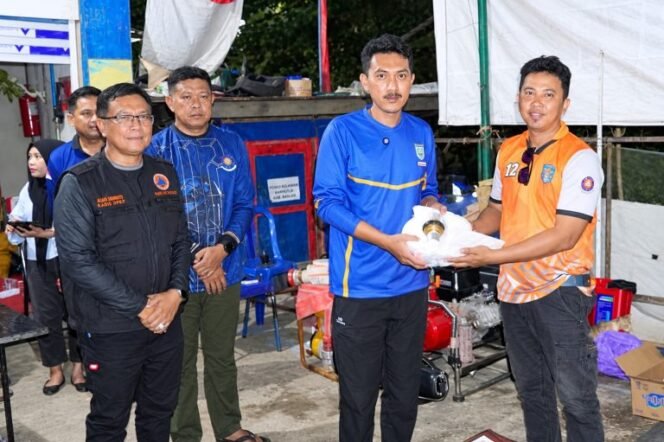 
 Bupati Banjar Tinjau Penanganan Karhutla di Gambut, Serahkan Bantuan untuk 21 BPK