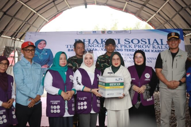 
 Ketua TP PKK Kalsel Serahkan Bantuan ke Warga Terdampak Kebakaran & Kabut Asap di Barito Kuala
