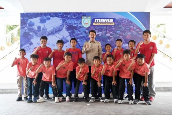 
 Bupati Banjar Berikan Bantuan Uang Saku untuk Kontingen Sepak Bola Usia Dini