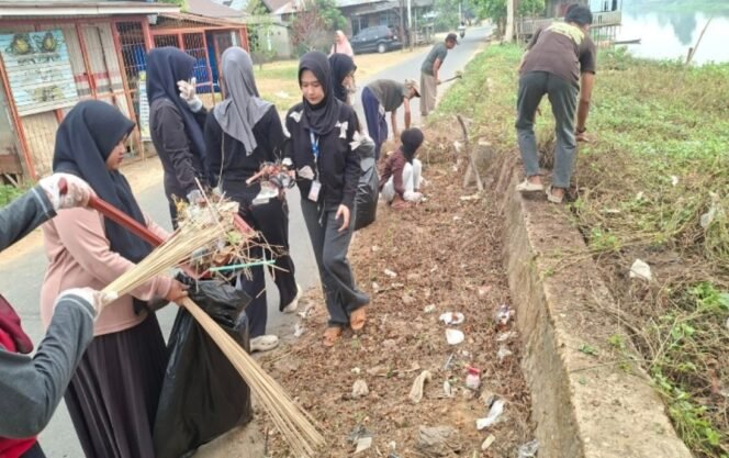 
 Pemdes Keramat Giat Jumat Bersih Tindak Lanjuti Edaran Bupati Banjar