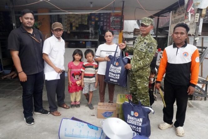 
 BPBD Banjar Salurkan Bantuan Logistik kepada Korban Kebakaran di Sungai Tabuk