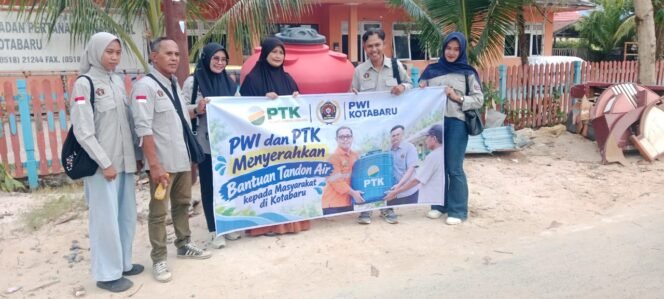 
 PWI & PT Pelsart Bagikan Bantuan Tandon Air untuk Warga Terdampak Krisis Air Bersih di Kotabaru
