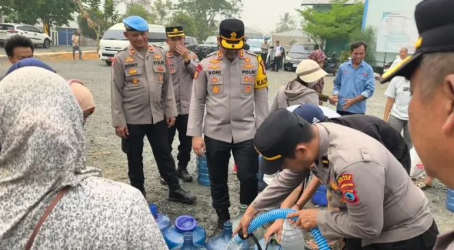 
 Salurkan 10.000 Liter Air Bersih di 16 Lokasi Terdampak Kekeringan, Polres Banjar Siapkan Bantuan Bergilir