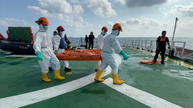 
 TIM Selam Gabungan Berhasil Evakuasi Lima Korban KM VIRGO Transport 8