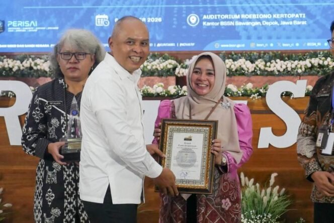 
 Raih Penghargaan Sanapati Teladan, Diskominfo Kalsel Perkuat Komitmen Keamanan Siber Daerah