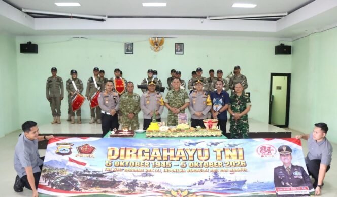 
 HUT TNI ke-81, Kapolres Tanah Laut Beri Kejutan untuk Dandim