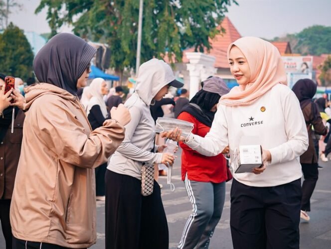 
 Wali Kota Bersama DWP Banjarbaru Turun Bagikan Sembako & Masker