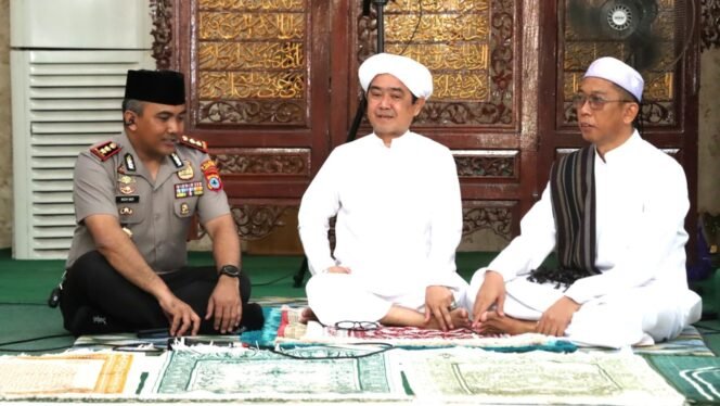 
 Kapolres Tanah Laut Gelar Jumat Keliling, Perkuat Kedekatan dengan Masyarakat